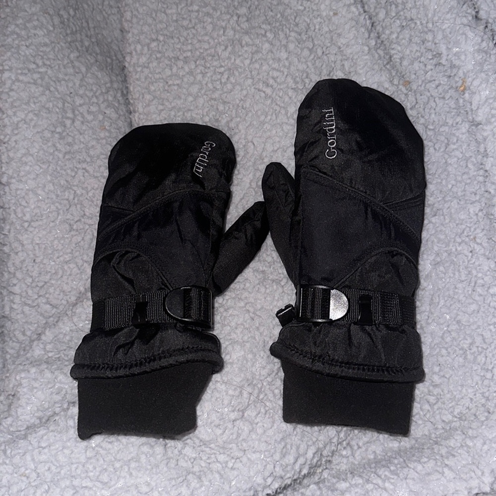 Black Women’s Gordini mittens with fleece lining and adjustable straps